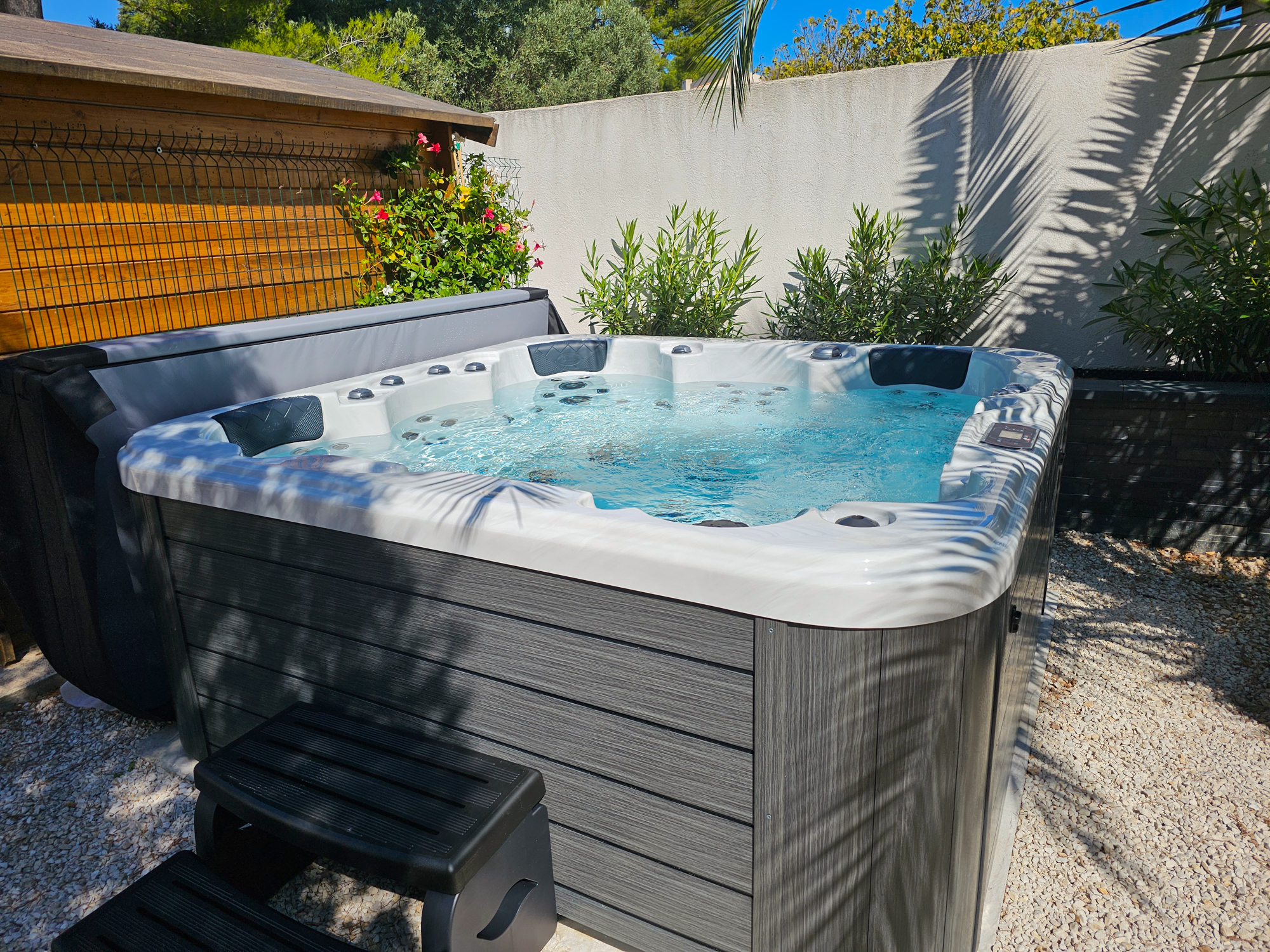 Spa extérieur sur terrasse ensoleillée en Provence