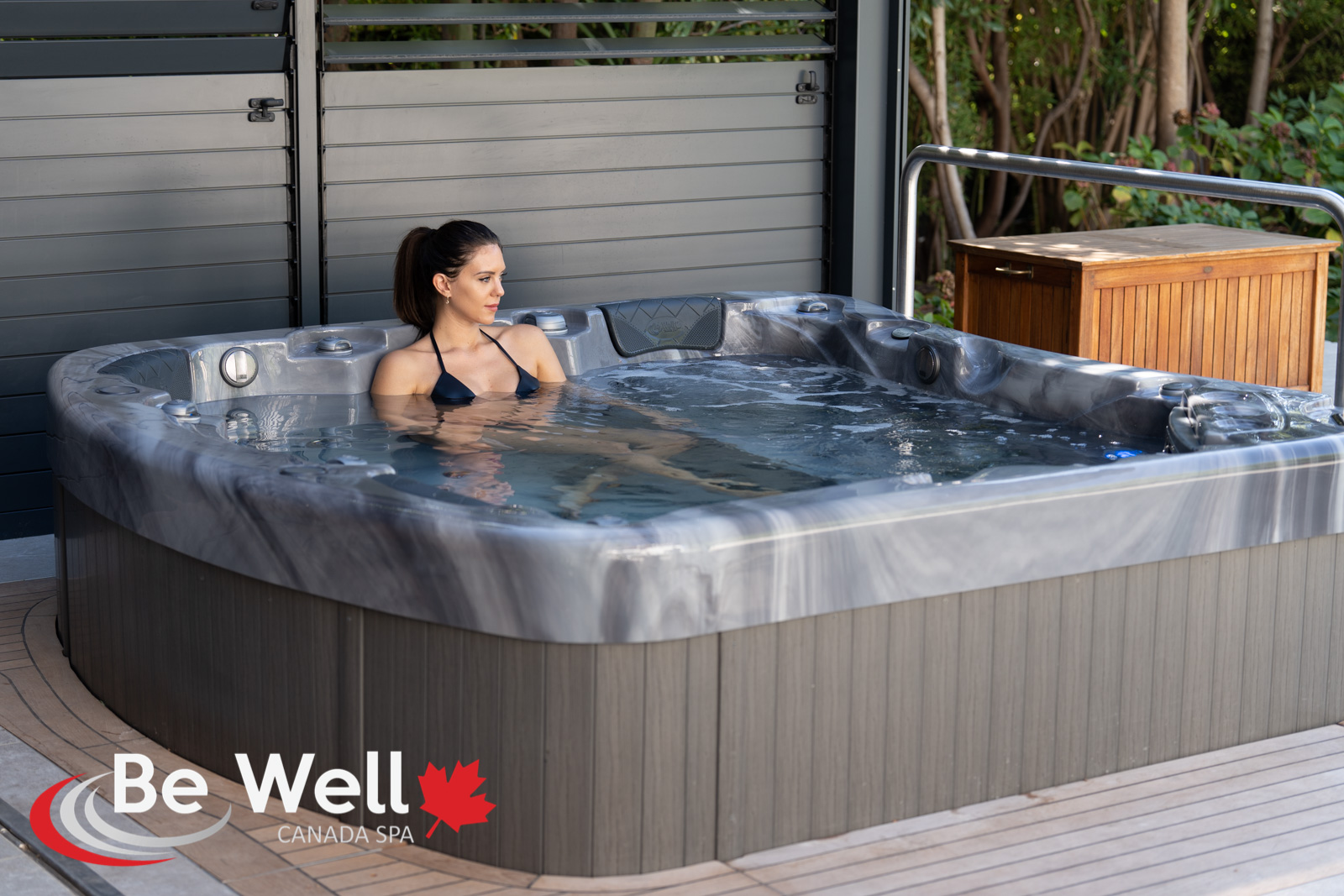 Spa 5 places Be Well Canada Spa installé sur terrasse avec brise-vue