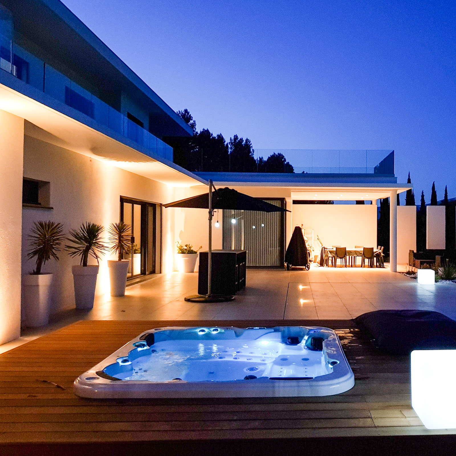 Spa encastré illuminé de nuit en Provence